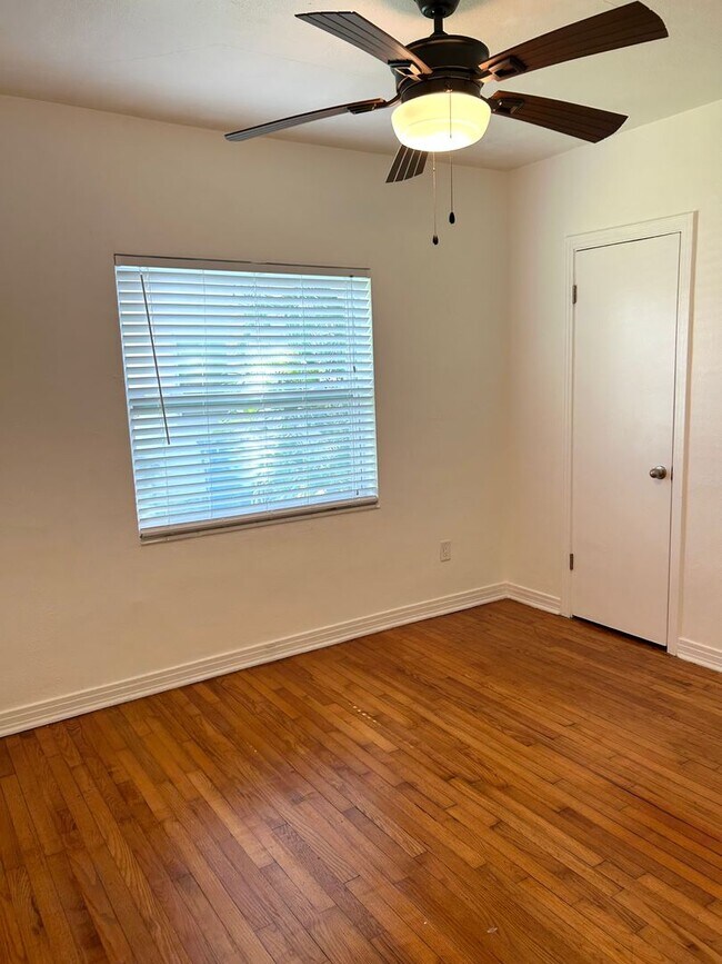 Building Photo - 3 bedroom 1 bath home with a large yard an...