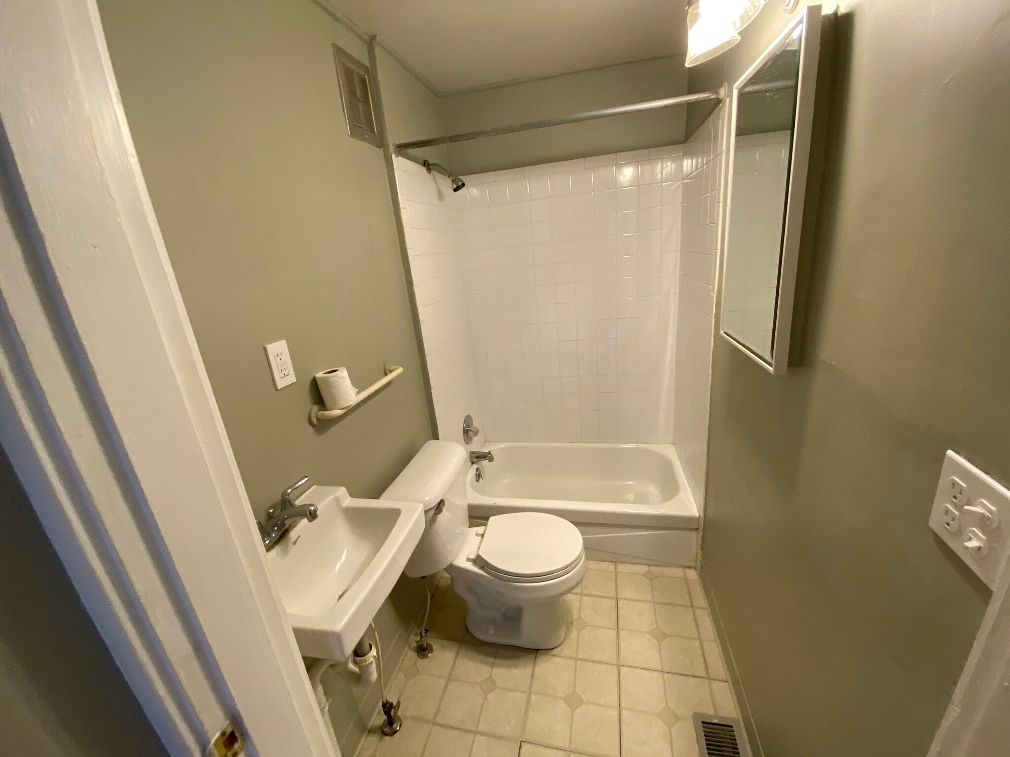 1st floor bathroom - 2532 Ravine St