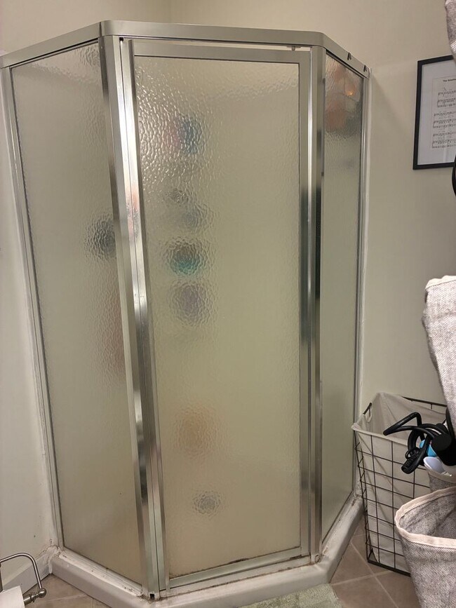 Building Photo - 3 Bedroom home near downtown and campus.