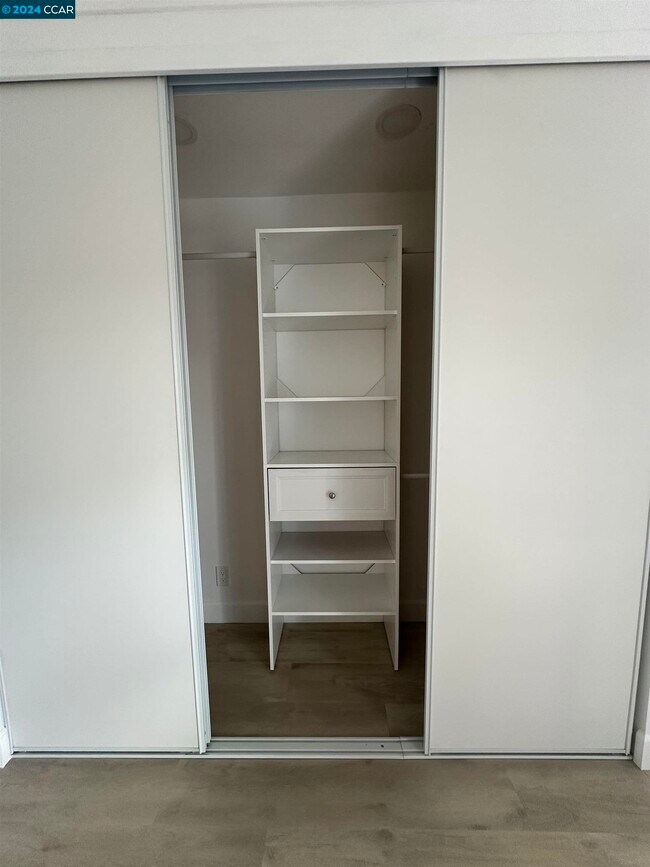 Building Photo - 1700 Siskiyou Dr