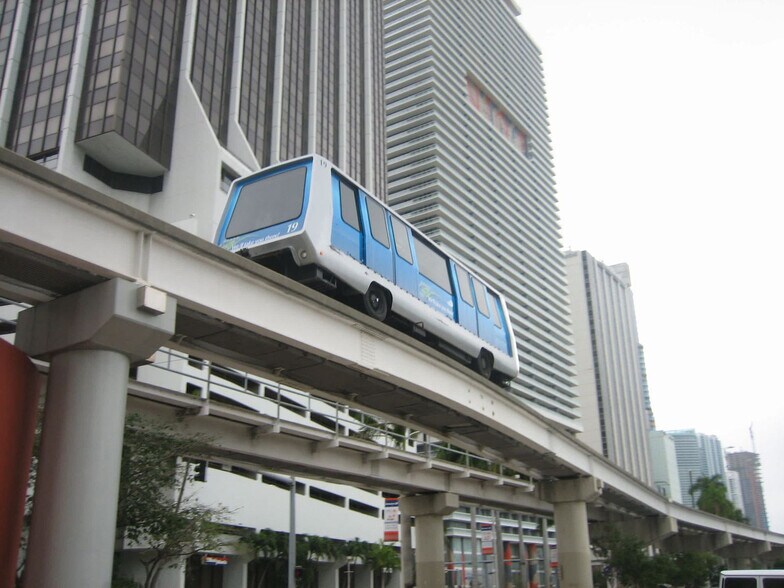 Building Photo - 485 Brickell Ave