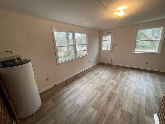 Building Photo - 4 bedroom 2 bathroom house available!   Freshly Painted-New Flooring