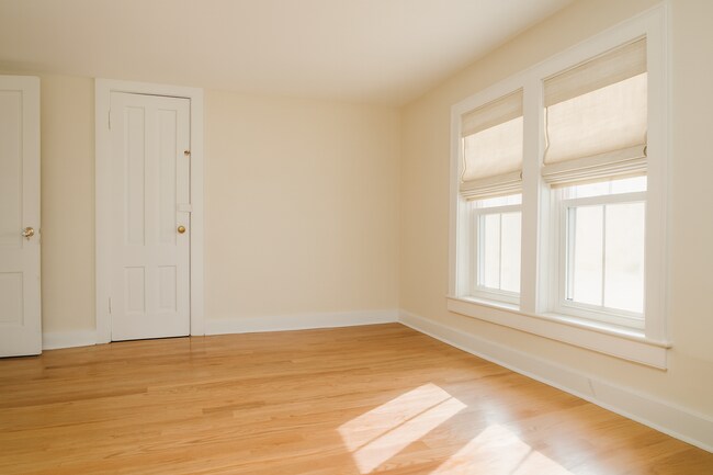 Building Photo - Spacious Renovated Colonial on The Lebanon...