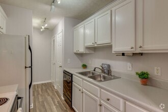 Building Photo - Adorable 2 bed/2 bath condo Hermitage