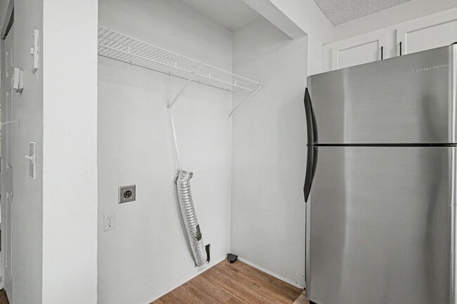 Building Photo - Updated 2 Bedroom, 2 Bathroom Townhome – Move-In Ready!