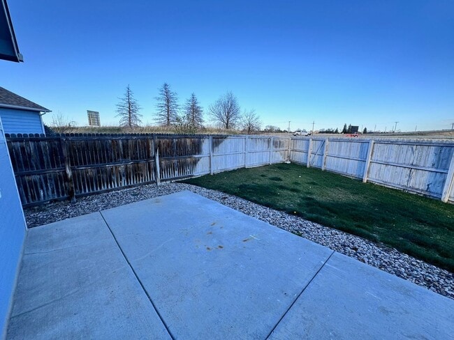 Building Photo - Great Home with Large Back Yard