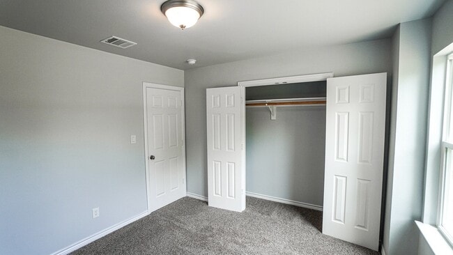 Building Photo - 917 Redoak Dr