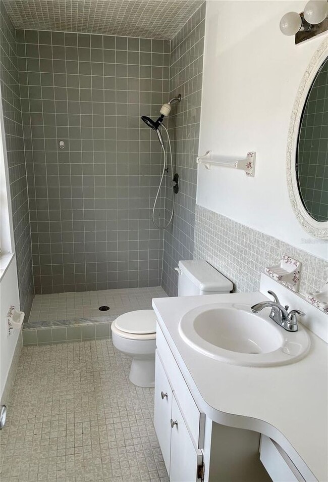 Building Photo - 3 Bedroom, 2.5 Bath home with upgraded kit...