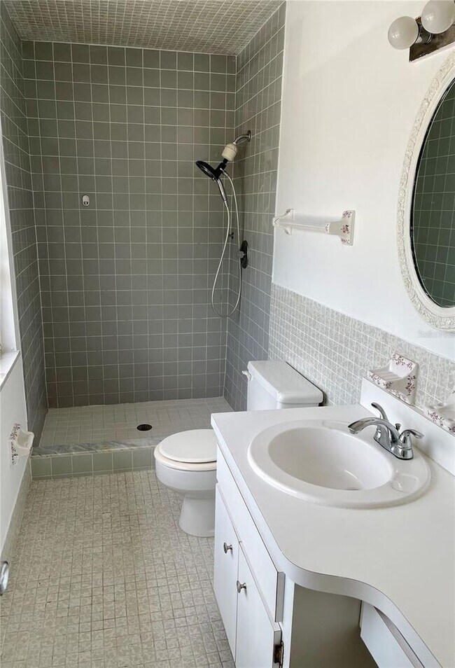 Building Photo - 3 Bedroom, 2.5 Bath home with upgraded kitchen, close to beaches, restaurants, and downtown!!