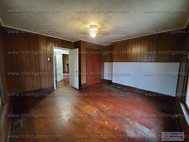 Building Photo - Huge 4 Bed House!