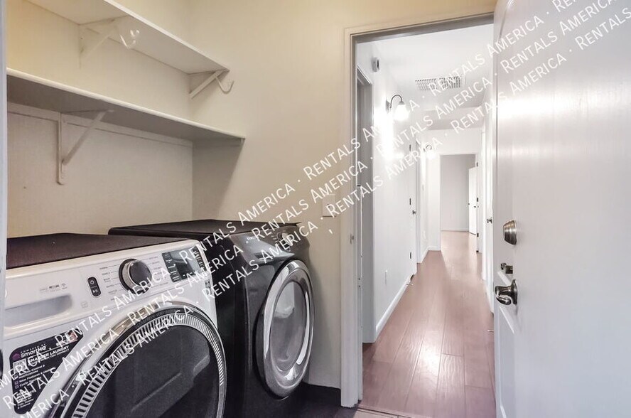 Building Photo - 219 W Calle Patio Lindo