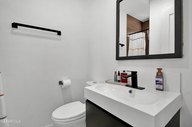 Building Photo - 4200 Camelot Heights Dr
