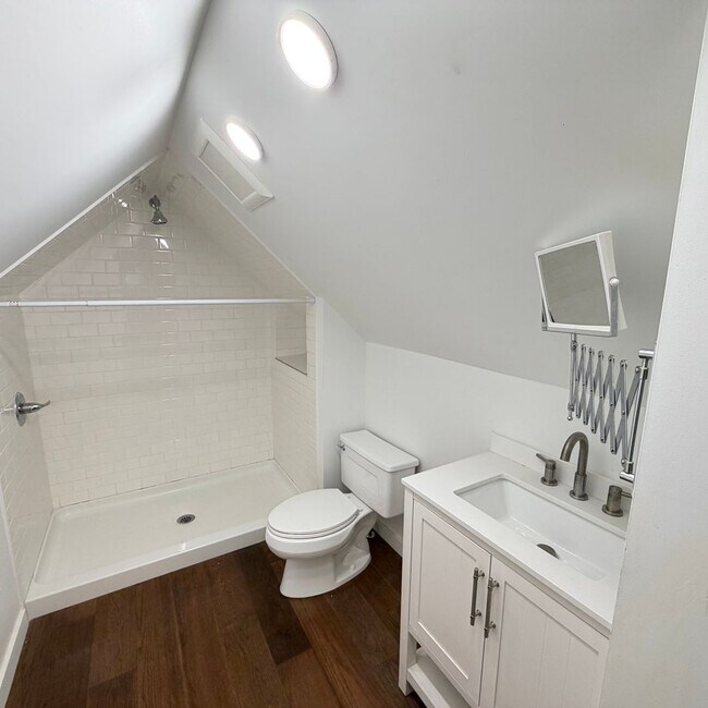 Building Photo - Large 3 bedroom home with a den!