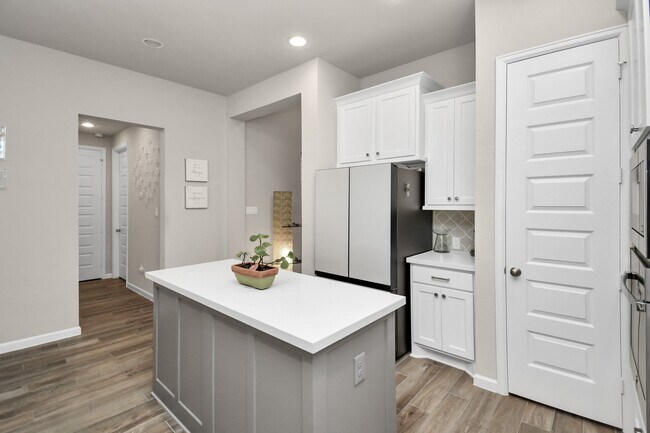 Building Photo - 5043 Morrison Dr