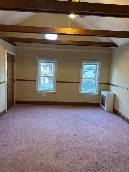 Building Photo - 529 Brook St