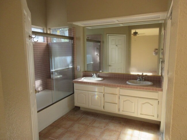 Building Photo - 2 bed 2 bath on Blacklake Golf Course