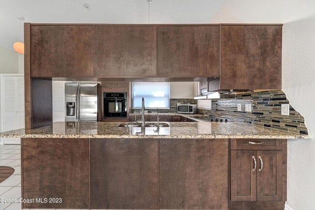 Building Photo - Suntree living