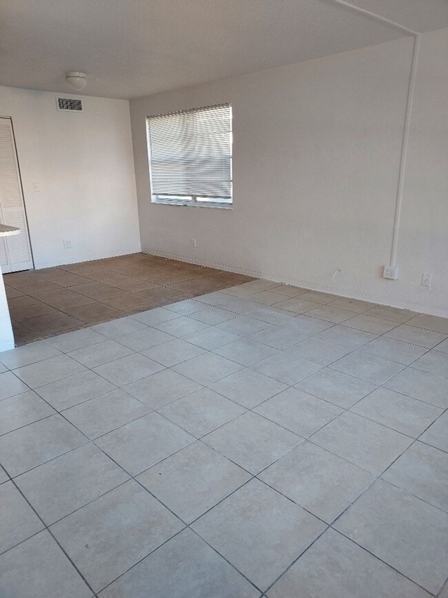 Building Photo - 2 bedroom 1 bathroom Unit Available Now