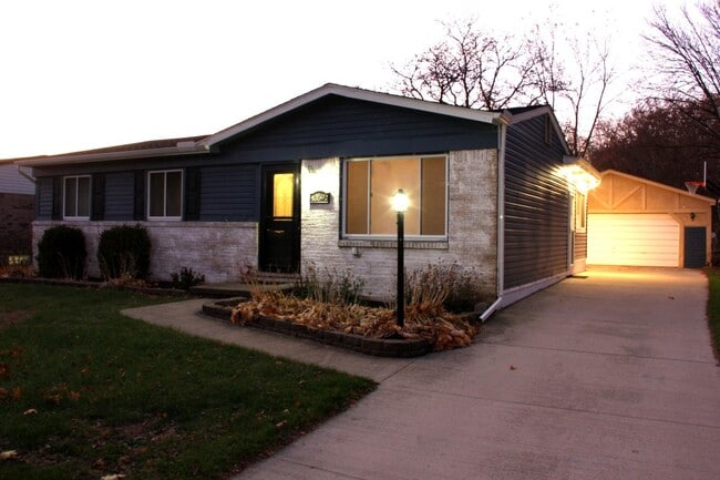 Building Photo - 43592 Champlain Ct