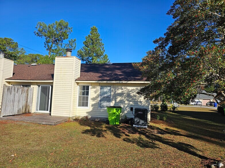 Building Photo - 102 Village Ct