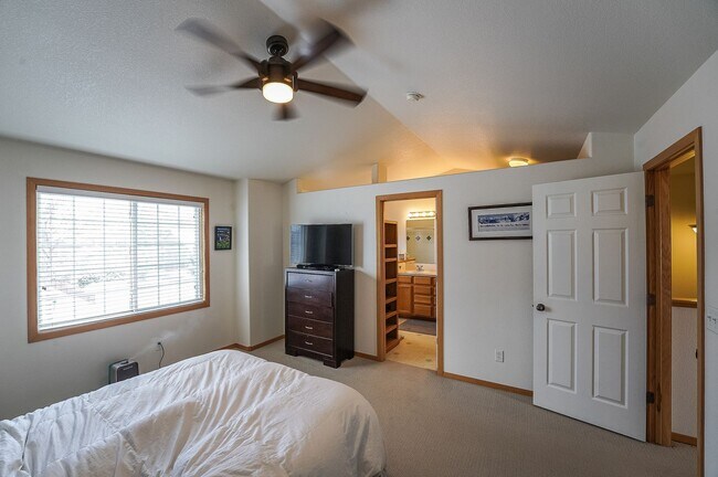 Building Photo - Spacious 3 bed, 2.5 bath Townhome in Ridgewood Hills!