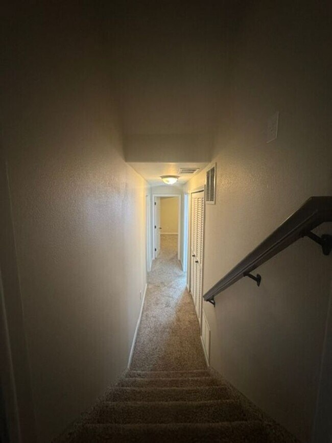 Building Photo - 803 Foxwood Dr