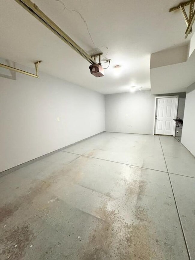 Building Photo - Updated Townhouse near Downtown Bloomington!