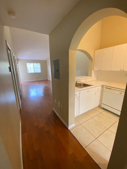 Building Photo - 2621 SE 12th Rd