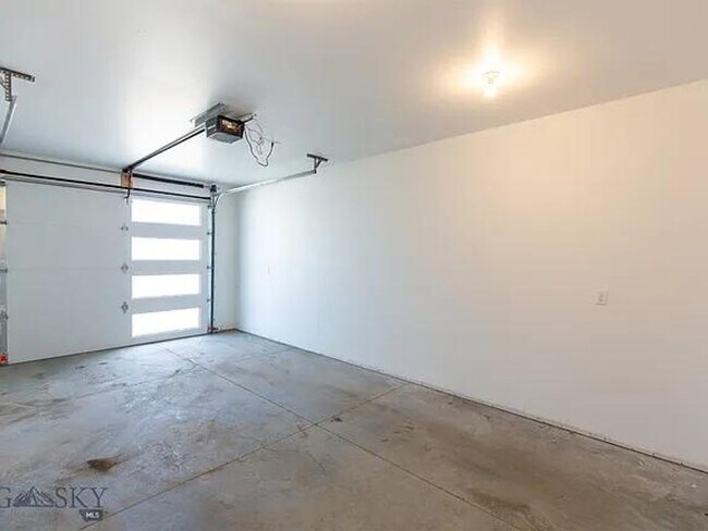 Building Photo - 3 Bd / 2.5 Bath Townhome