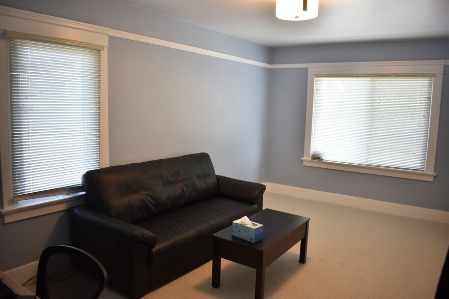 Building Photo - 917 Grand Ave