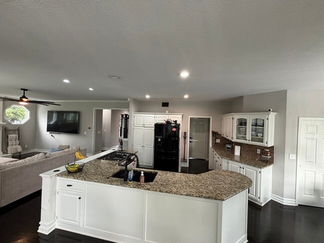 Building Photo - 4320 SW Gull Point Dr