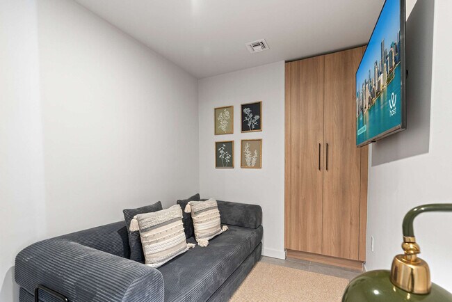 Building Photo - 121 NE 5th St