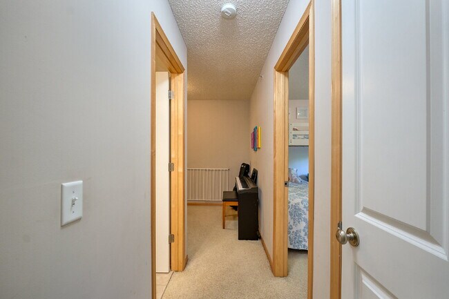 Building Photo - Spacious 4-Bedroom, 4 Bathroom Plymouth Townhouse with Cozy Fireplace - 2510 Sq Ft of Comfort!