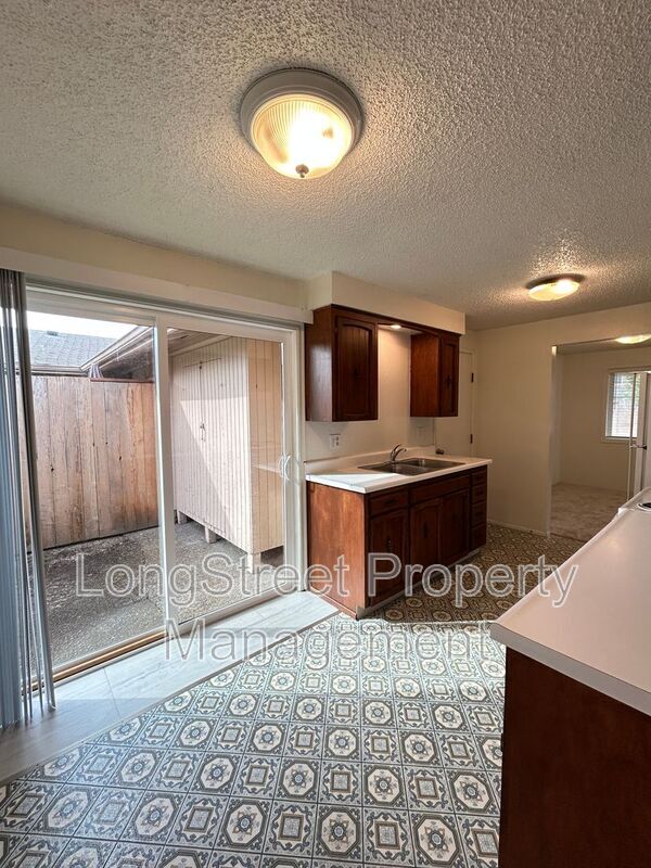 Building Photo - 324 NE Conifer Blvd