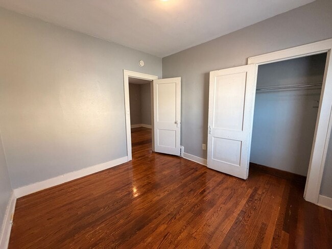 Building Photo - 2 Bedroom Lower Unit with Washer and Dryer!