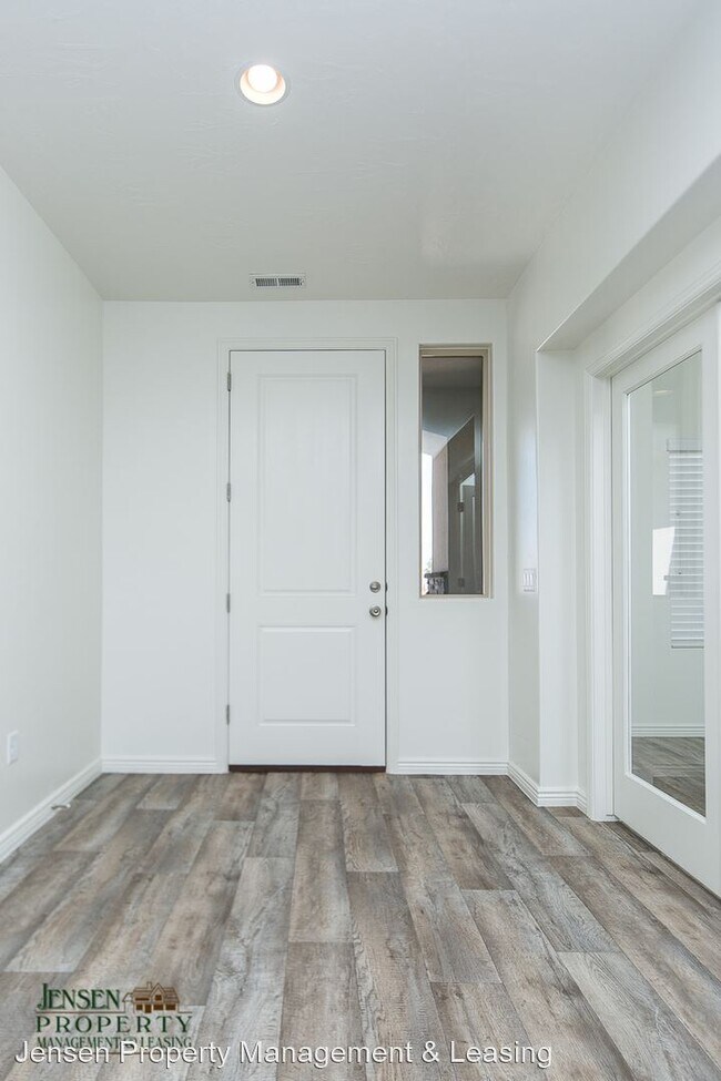 Building Photo - 6 br, 3.5 bath House - 3262 East Livia Drive
