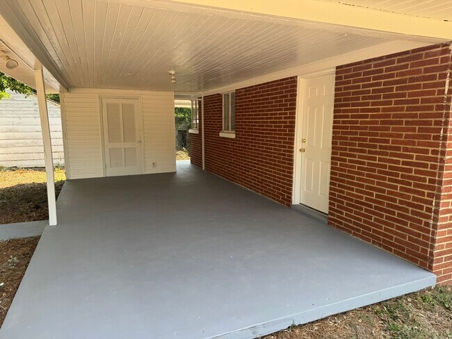 Building Photo - North Augusta Ranch with Tons of Natural Lighting!