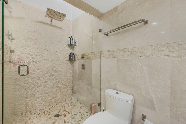Building Photo - 2625 Collins Ave