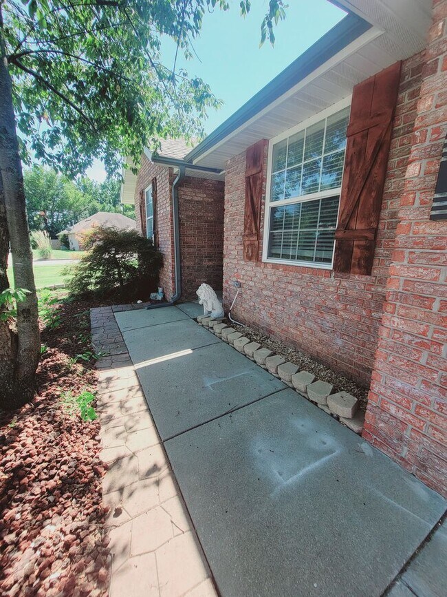 Building Photo - Bent Tree Subdivision - 4 BR - 2 Living Areas - 3 Car