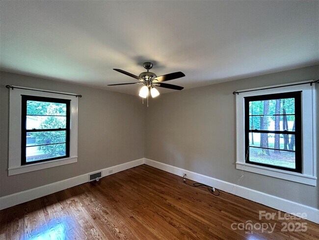 Building Photo - 2023 Robin Rd