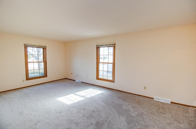 Building Photo - 1055 S Imperial Dr