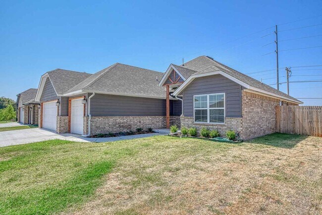 Building Photo - Beautiful Home in Summit Lakes!