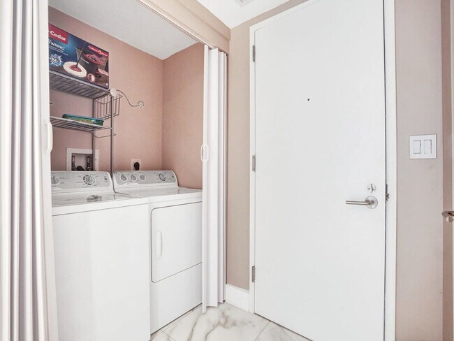 Building Photo - 2602 E Hallandale Beach Blvd