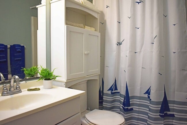 Building Photo - Adorable Waterfront Condo