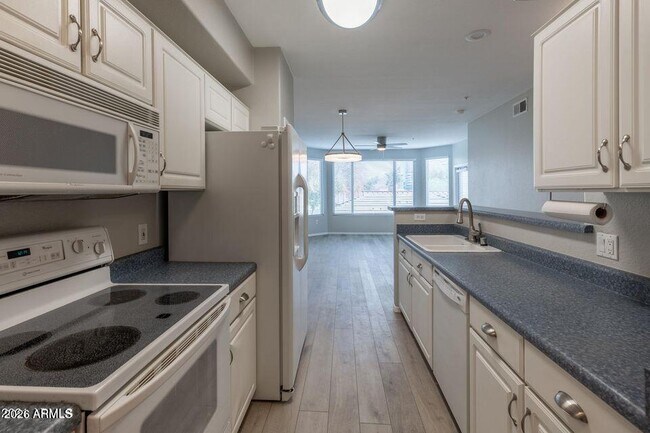 Building Photo - 420 W 1st St