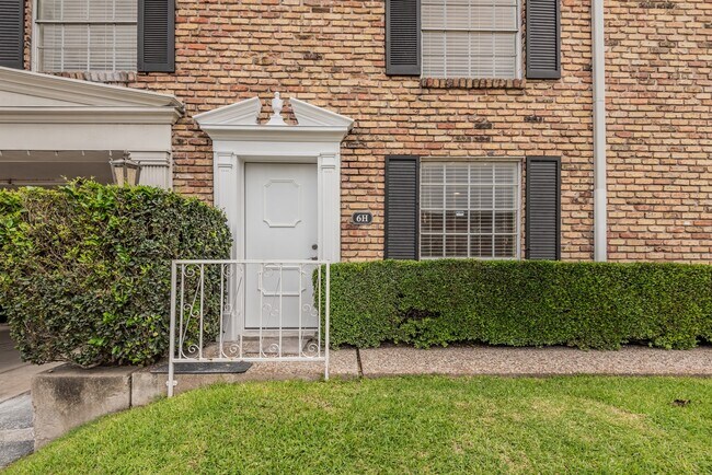 Building Photo - 2121 Fountain View Dr