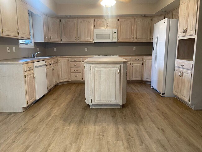 Building Photo - BEAUTIFUL Spacious home with an open floor plan in a great area!