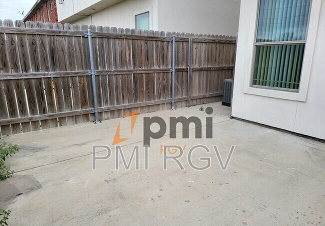 Building Photo - 1405 W Kiwi Ave