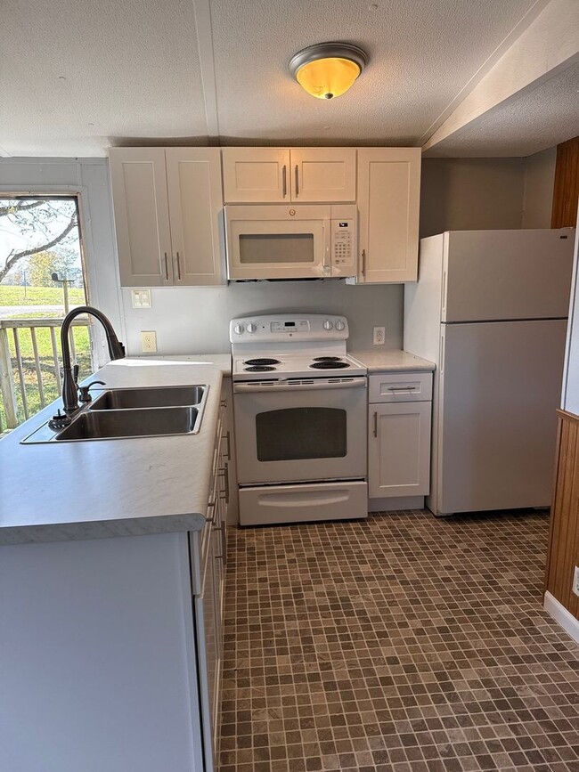 Building Photo - Peaceful 2-Bedroom Home with Scenic Views in Sparta