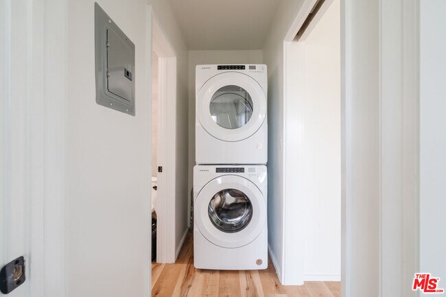 Building Photo - 1318 S Ogden Dr